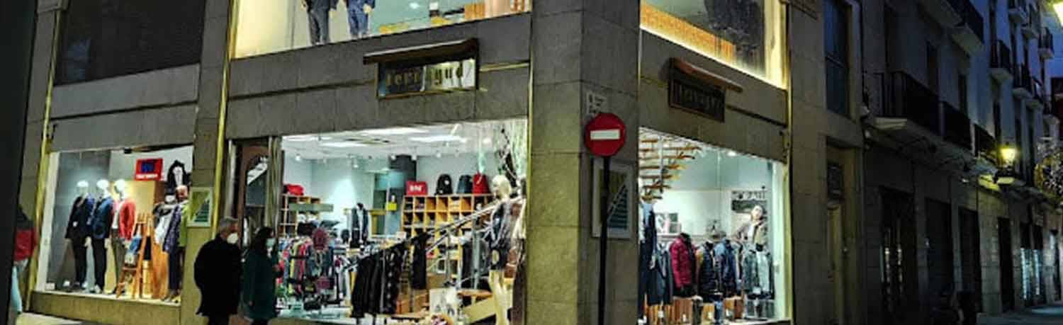 Tienda Fisica de Ferragud en una de las calles principales de Gandia, Carrer del Duc Alfons el Vell, 24, se puede considerar la milla de oro en la ciudad de Gandía en la comarca de La Safor, especializada en ropa  Helly Hansen y trajes de hombre.